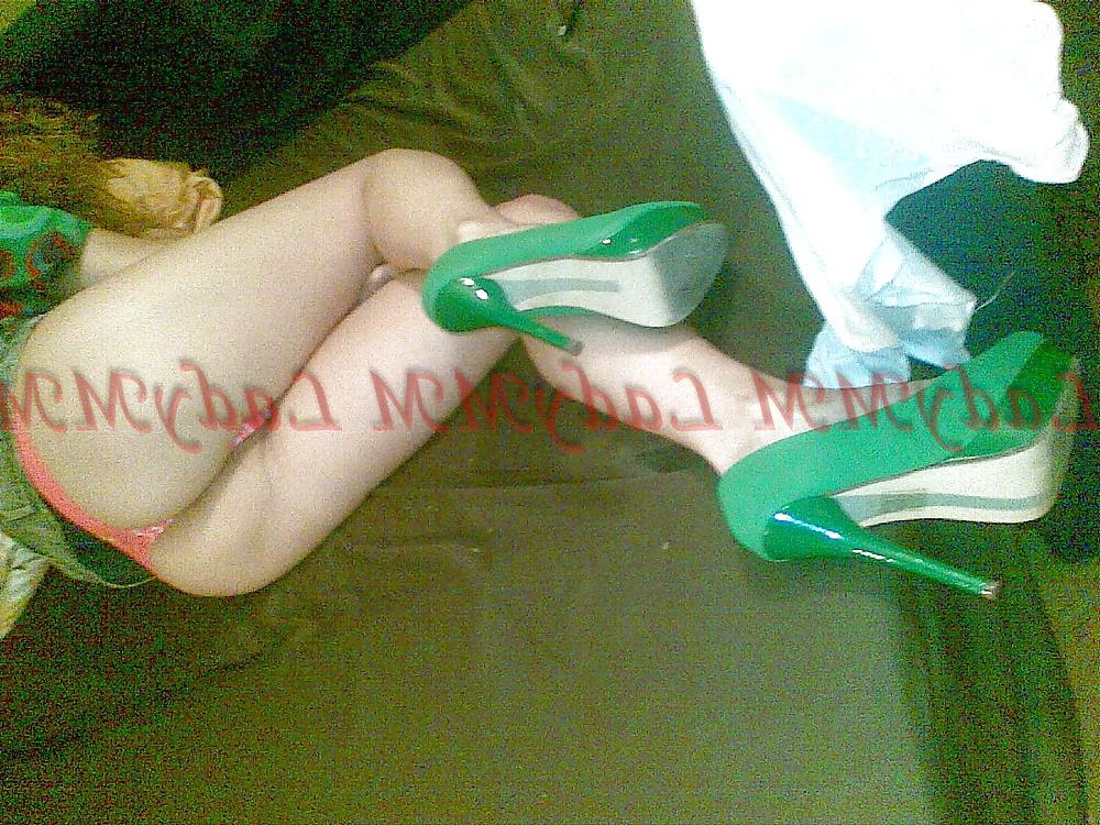15P LadyMM Italian Milf dangling  green shoes 