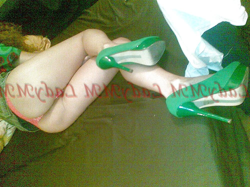 15P LadyMM Italian Milf dangling  green shoes 