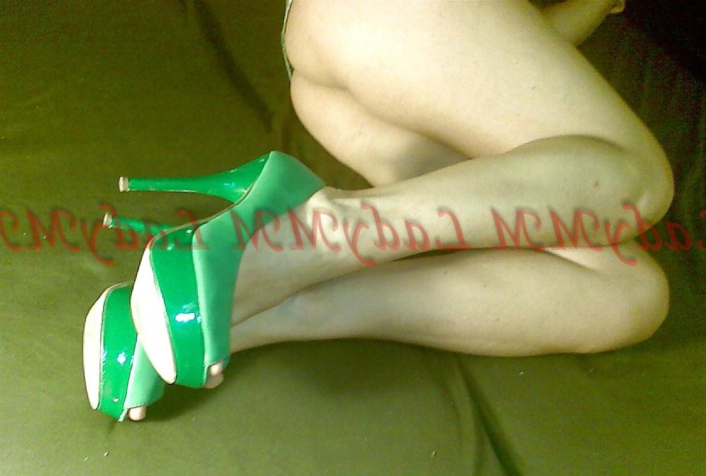 15P LadyMM Italian Milf dangling  green shoes 