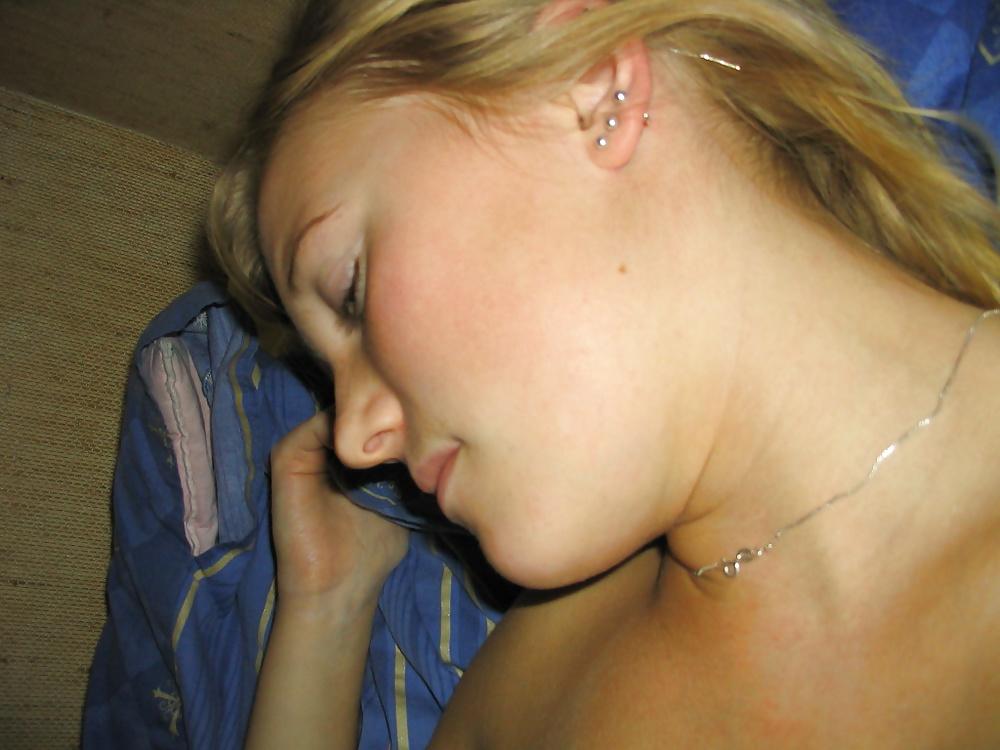 25P Blonder Teenager lutscht