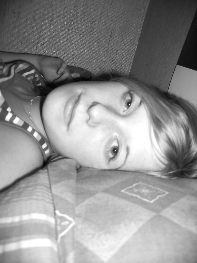 25P Blonder Teenager lutscht