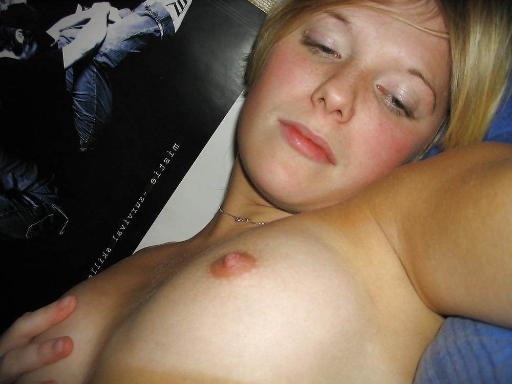 25P Blonder Teenager lutscht