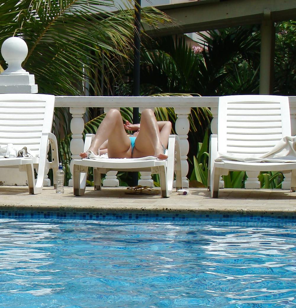 25P Espiando a vecinas en piscina 