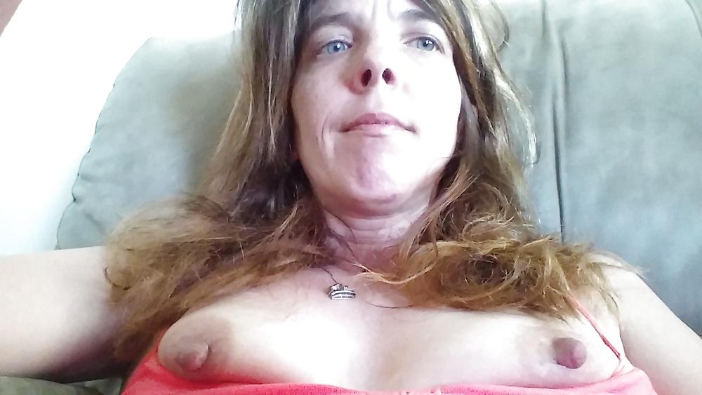14P Tiny tits and big nipples selfies