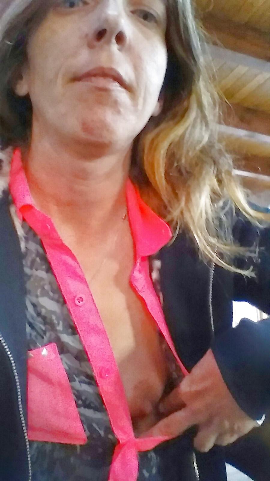 14P Tiny tits and big nipples selfies