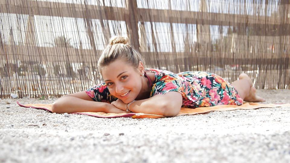 25P Priscilla Betti la petite chanteuse devenue une chienne!!! 