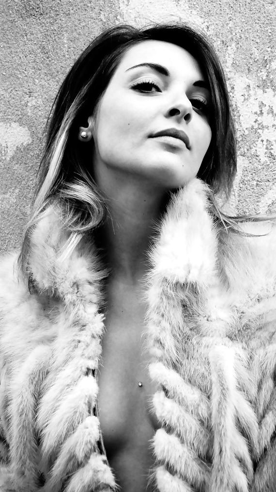 25P Priscilla Betti la petite chanteuse devenue une chienne!!! 