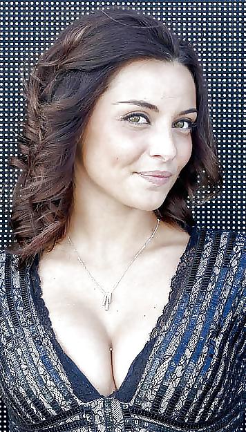 25P Priscilla Betti la petite chanteuse devenue une chienne!!! 
