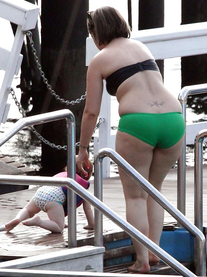 8P Lily Allen juicy pink nipples and big butt !!!