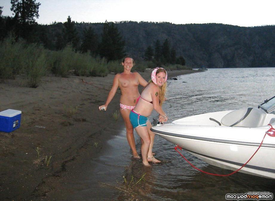 11P Topless vacation babes posing