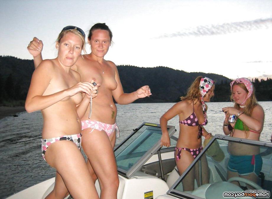 11P Topless vacation babes posing