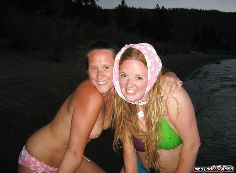 11P Topless vacation babes posing