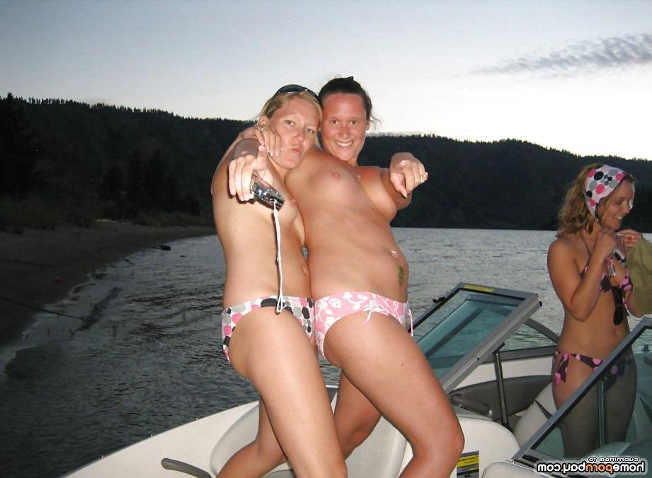 11P Topless vacation babes posing