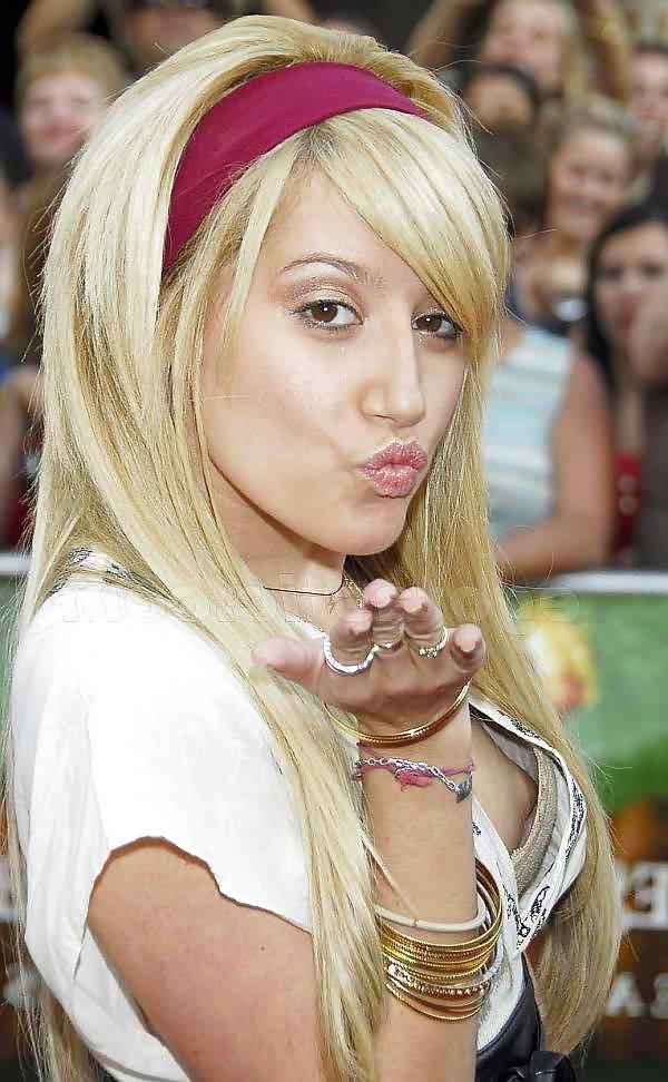 25P Celebrity Downblouse