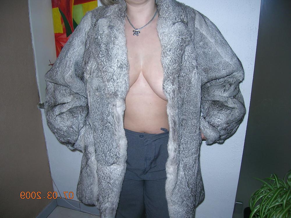 25P Busty Exhibitionist Wife