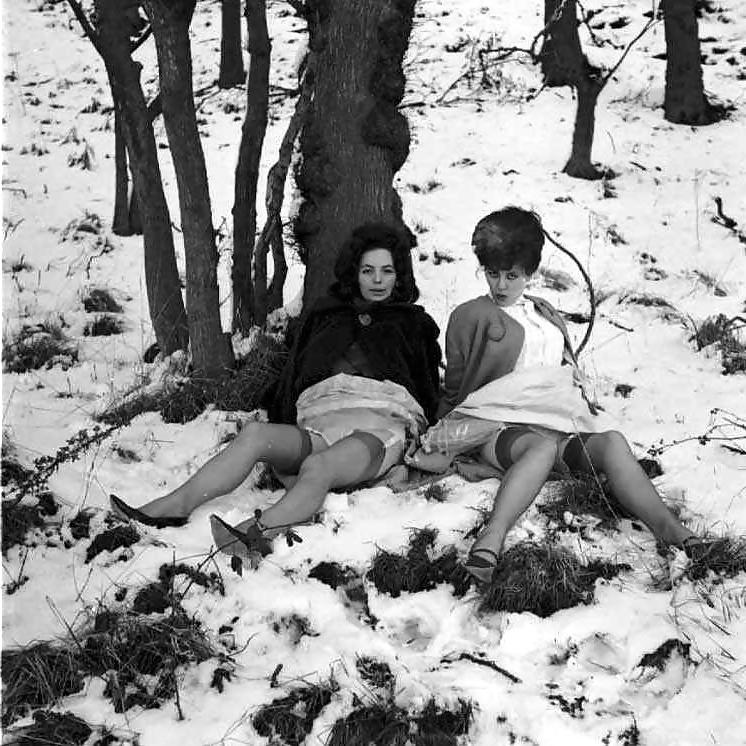 25P Vintage ladies-white panties and snow!