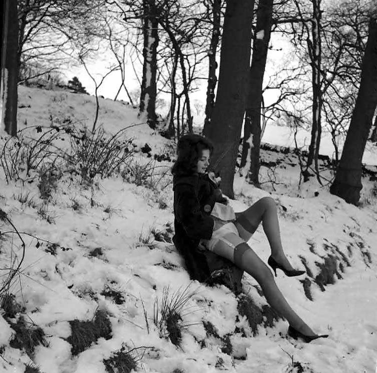 25P Vintage ladies-white panties and snow!