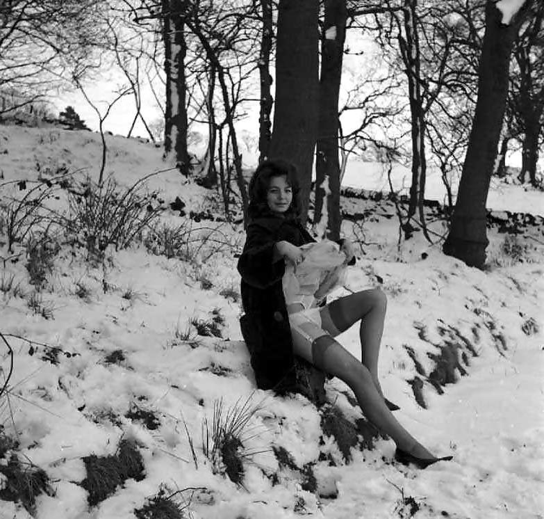 25P Vintage ladies-white panties and snow!