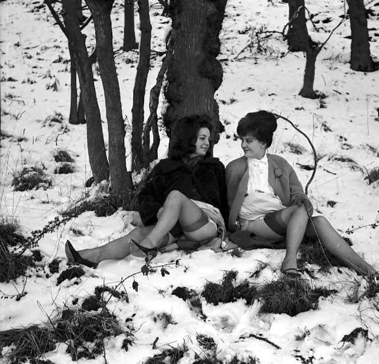 25P Vintage ladies-white panties and snow!