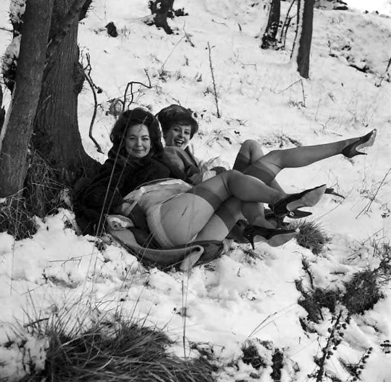 25P Vintage ladies-white panties and snow!