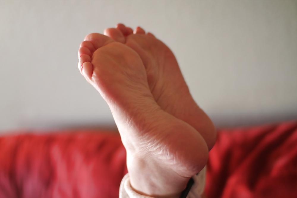 25P Feet toes polish foot