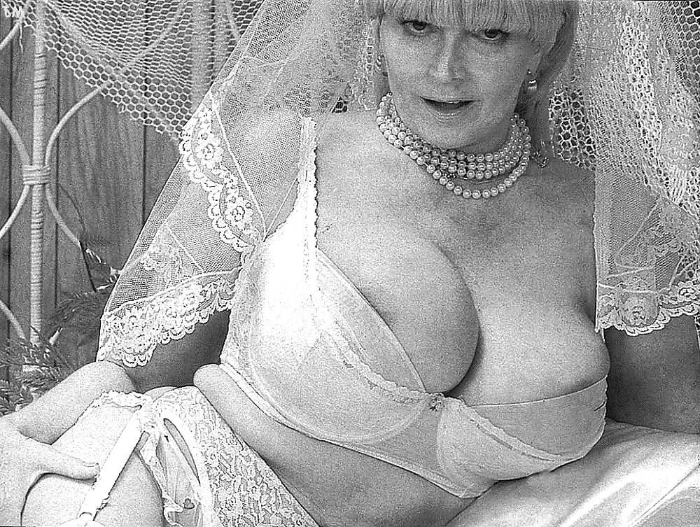 25P Vintage pornstar Candy Samples in bridal outfit