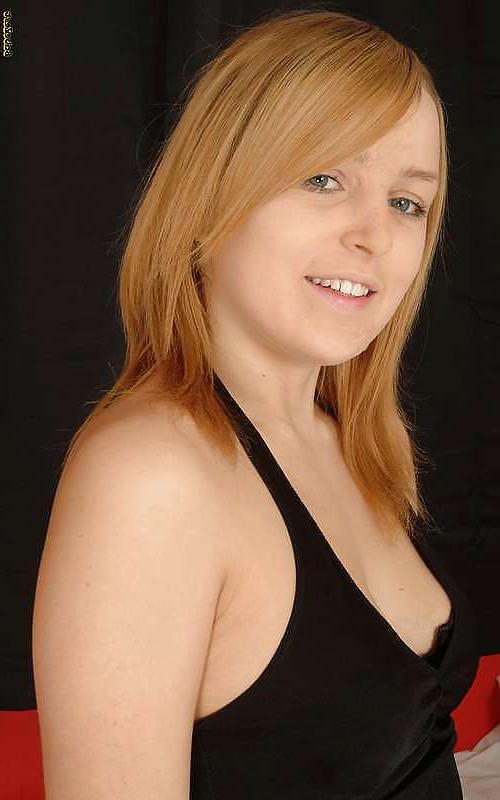 12P Amy May posing naked - BabeZest