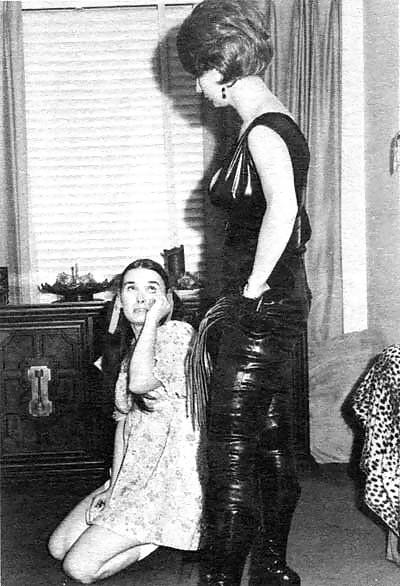 22P B&W Old Vintage Set - She Catches Them