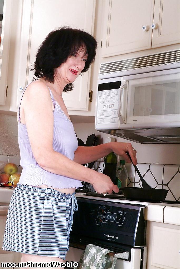 16P 51 year old gilf Shelly from OlderWomanFun
