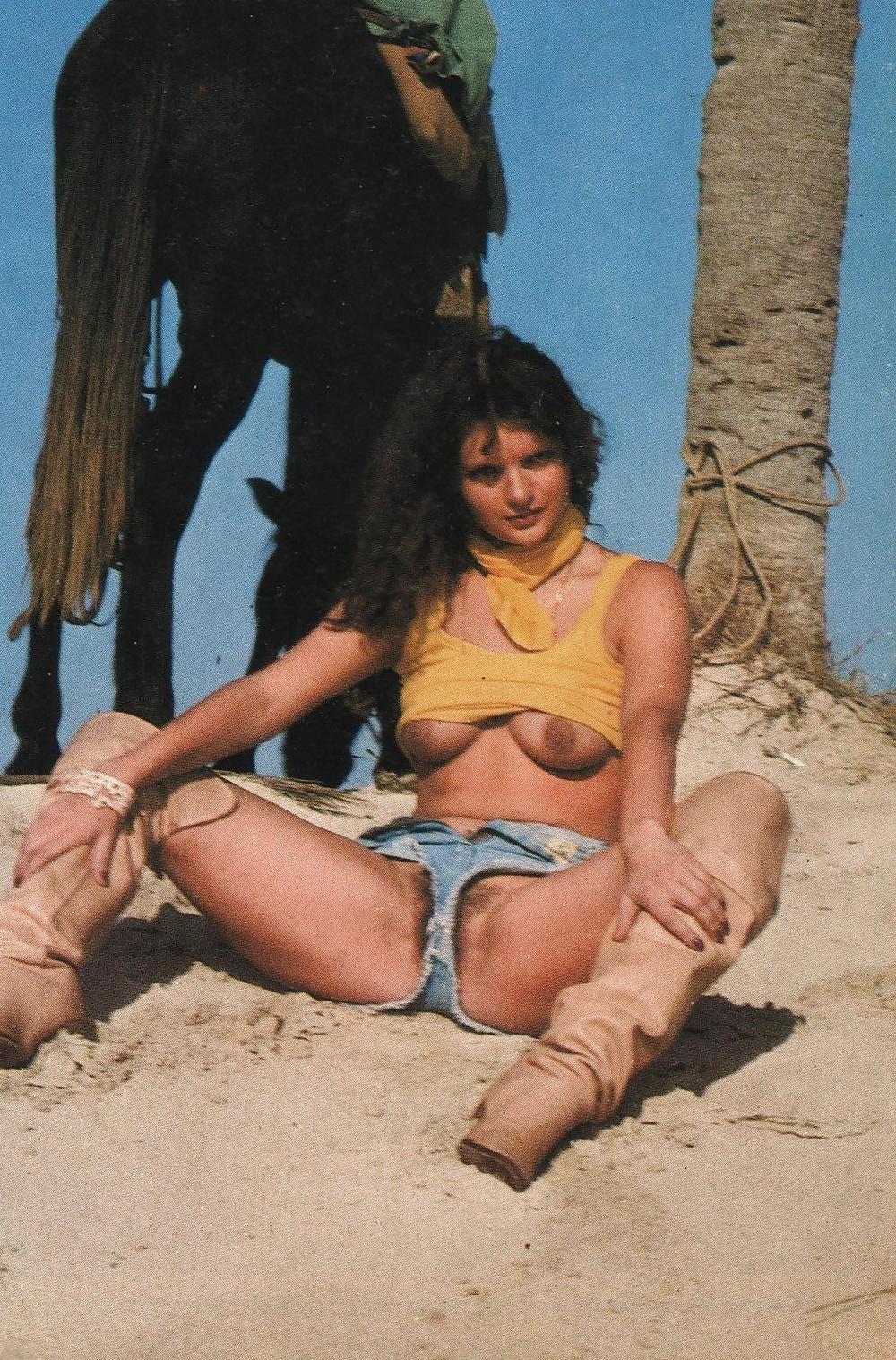 21P Vintage retro hairy girls