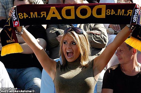 9P Jolie supportrice de football, pretty soccer supporter