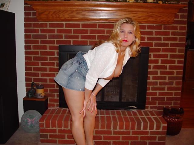 23P Hot Blonde Posing