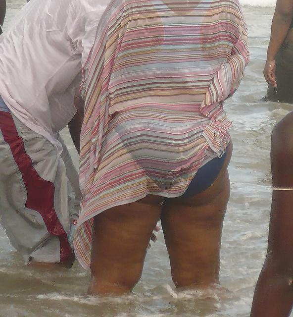 25P BBW MATURE BEACH ASS