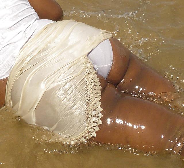 25P BBW MATURE BEACH ASS