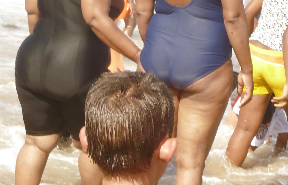 25P BBW MATURE BEACH ASS