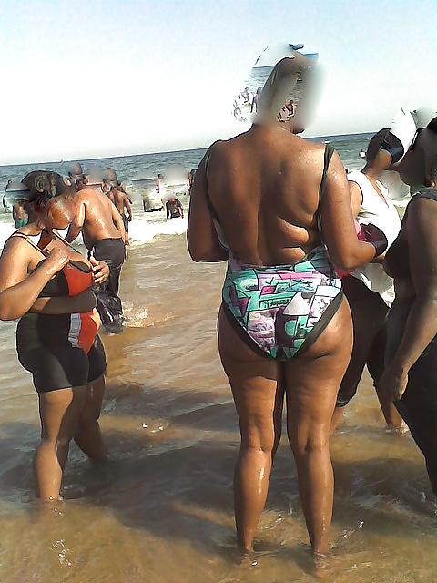25P BBW MATURE BEACH ASS