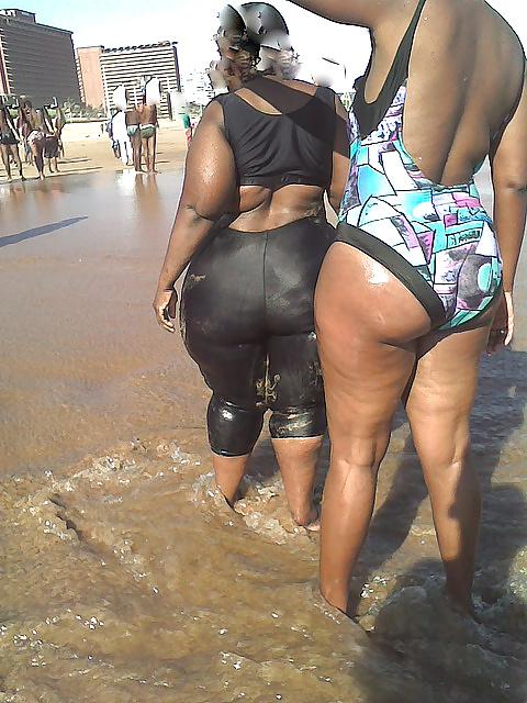 25P BBW MATURE BEACH ASS