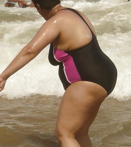 25P BBW MATURE BEACH ASS