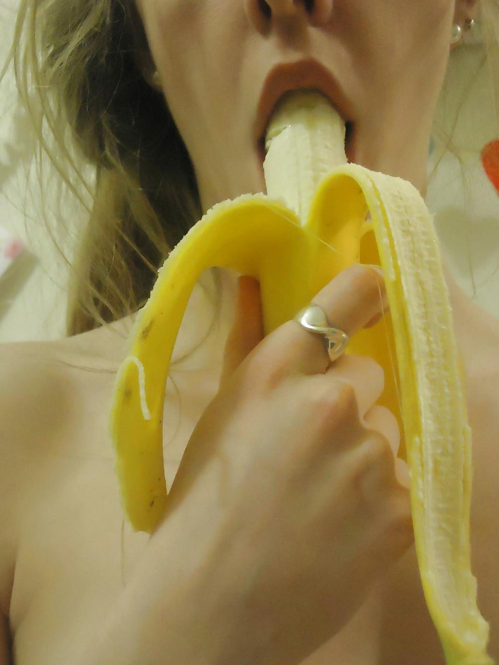 12P Sexy Pale Amateur Girl Sucks A Banana
