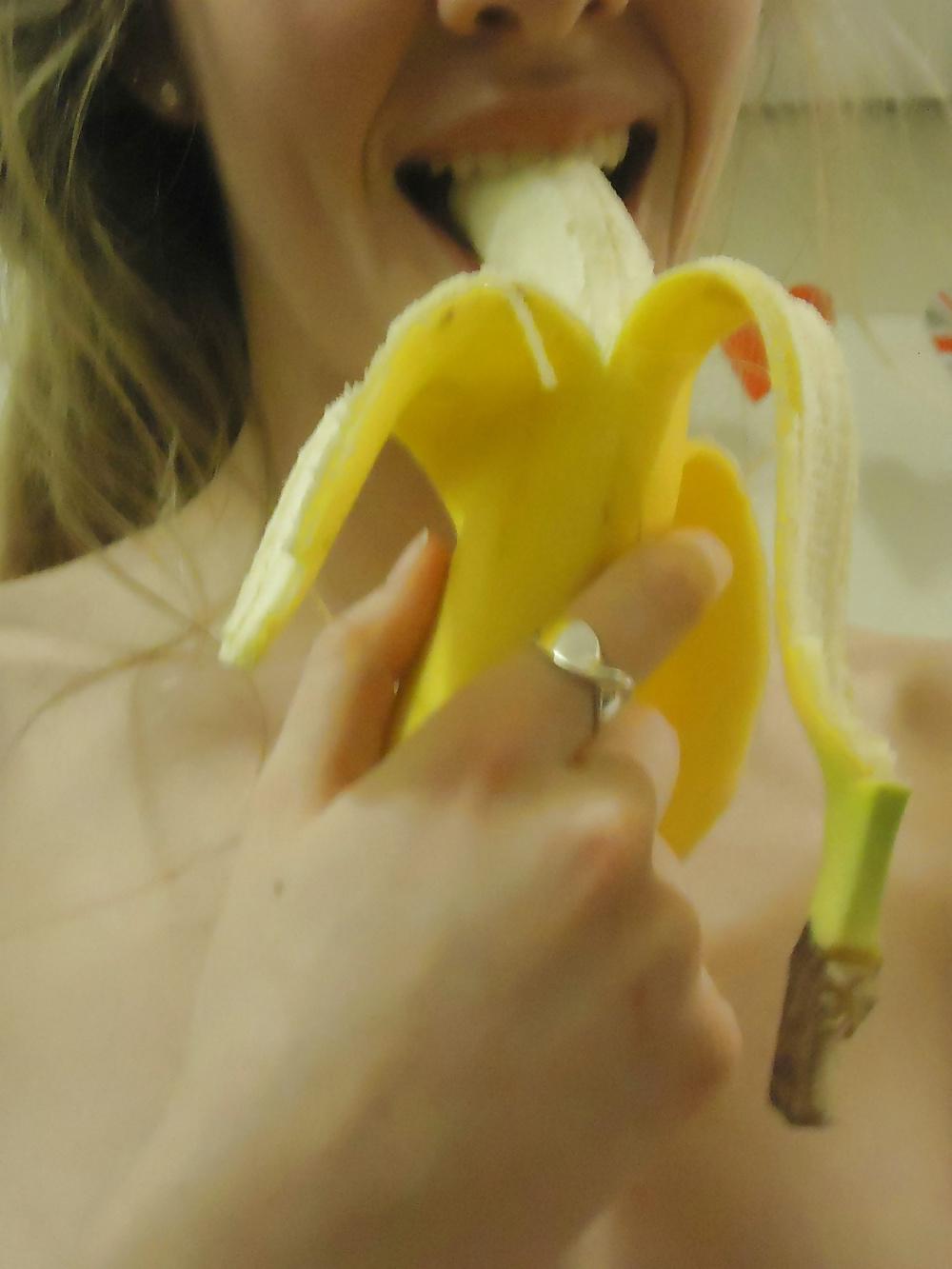 12P Sexy Pale Amateur Girl Sucks A Banana