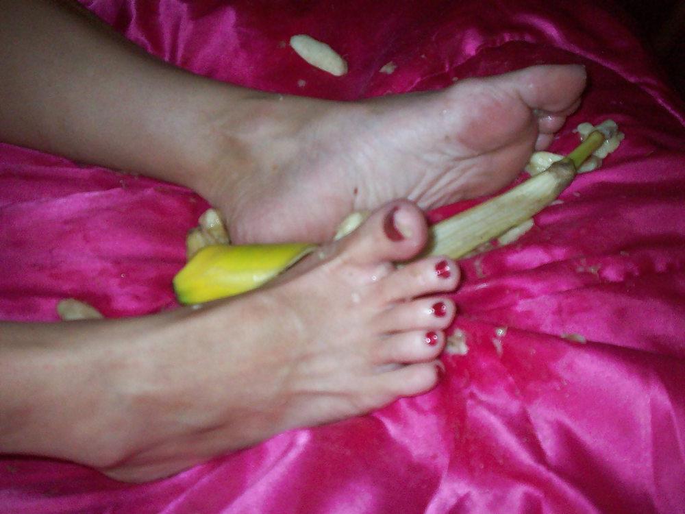 7P Toes covered in Banana