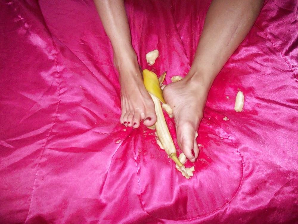 7P Toes covered in Banana