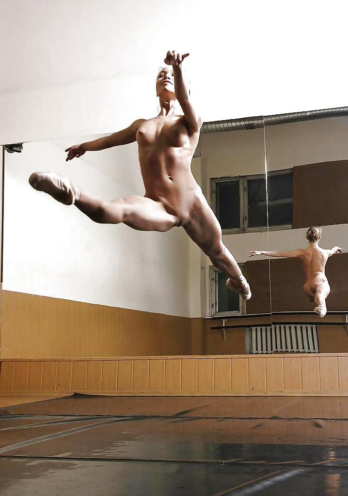20P Stunning nude ballet dancer