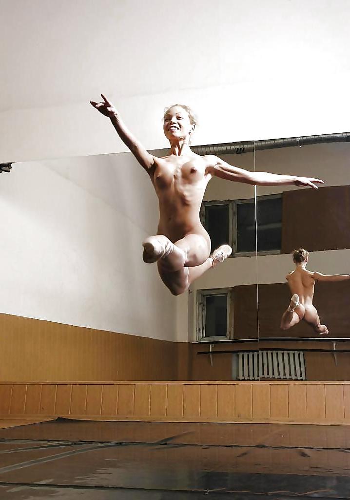20P Stunning nude ballet dancer