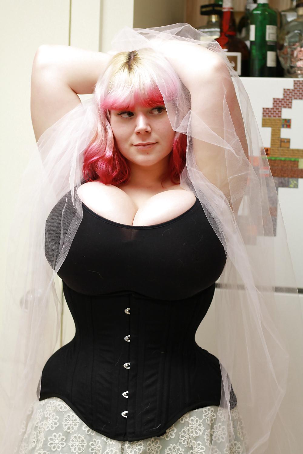 25P New pics of Penny Underbust!