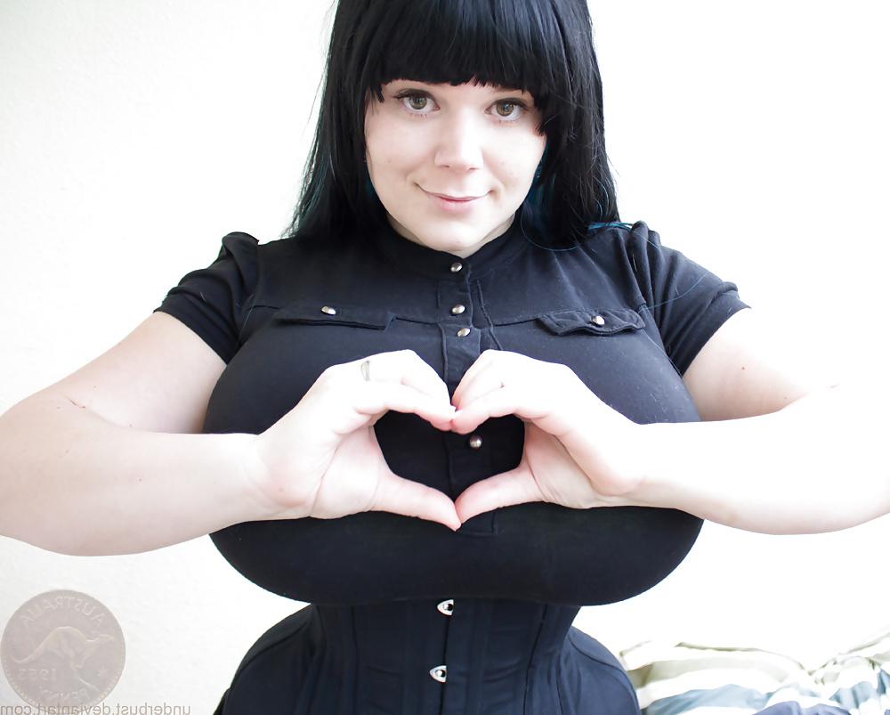 25P New pics of Penny Underbust!
