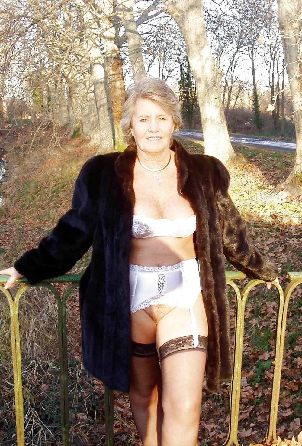 19P Blond Exhibitionist Granny