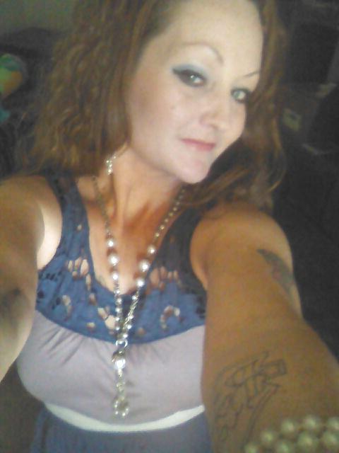 10P White Trash MILF show pussy
