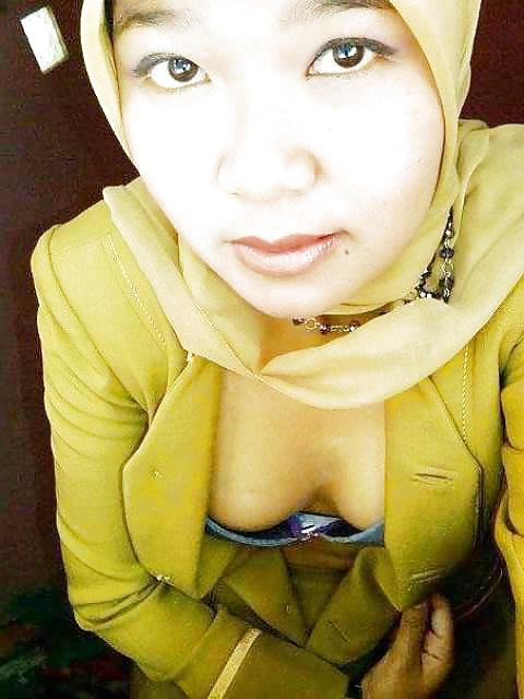 12P Tudung Suka Posing Tetek & Bogel
