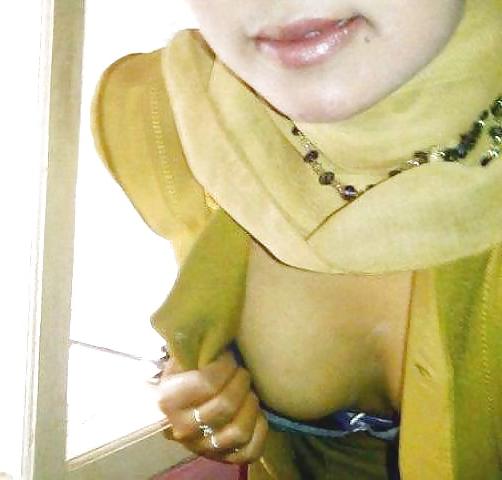 12P Tudung Suka Posing Tetek & Bogel
